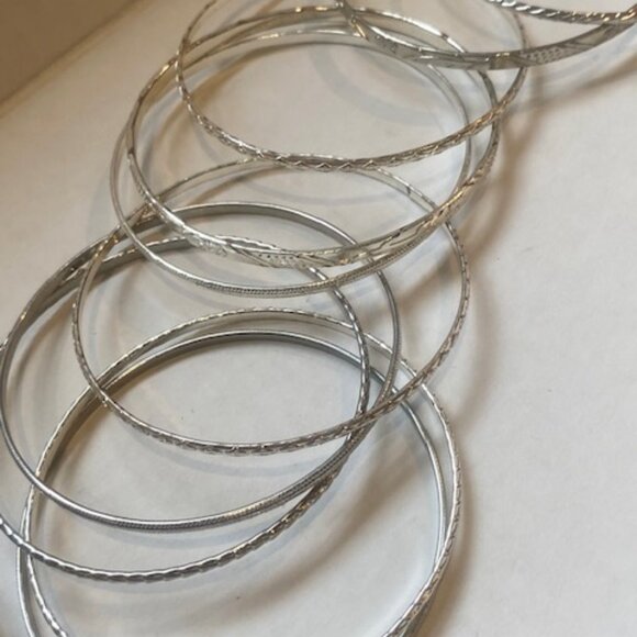 Vintage Bangle Lot 24 bangles Silver tone, black, copper tone and charcoal - Picture 5 of 9